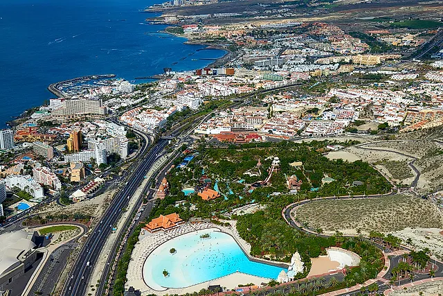 Veduta aerea di Siam Park tra le colline di Costa Adeje, con il mare e Playa de las Americas sullo sfondo
