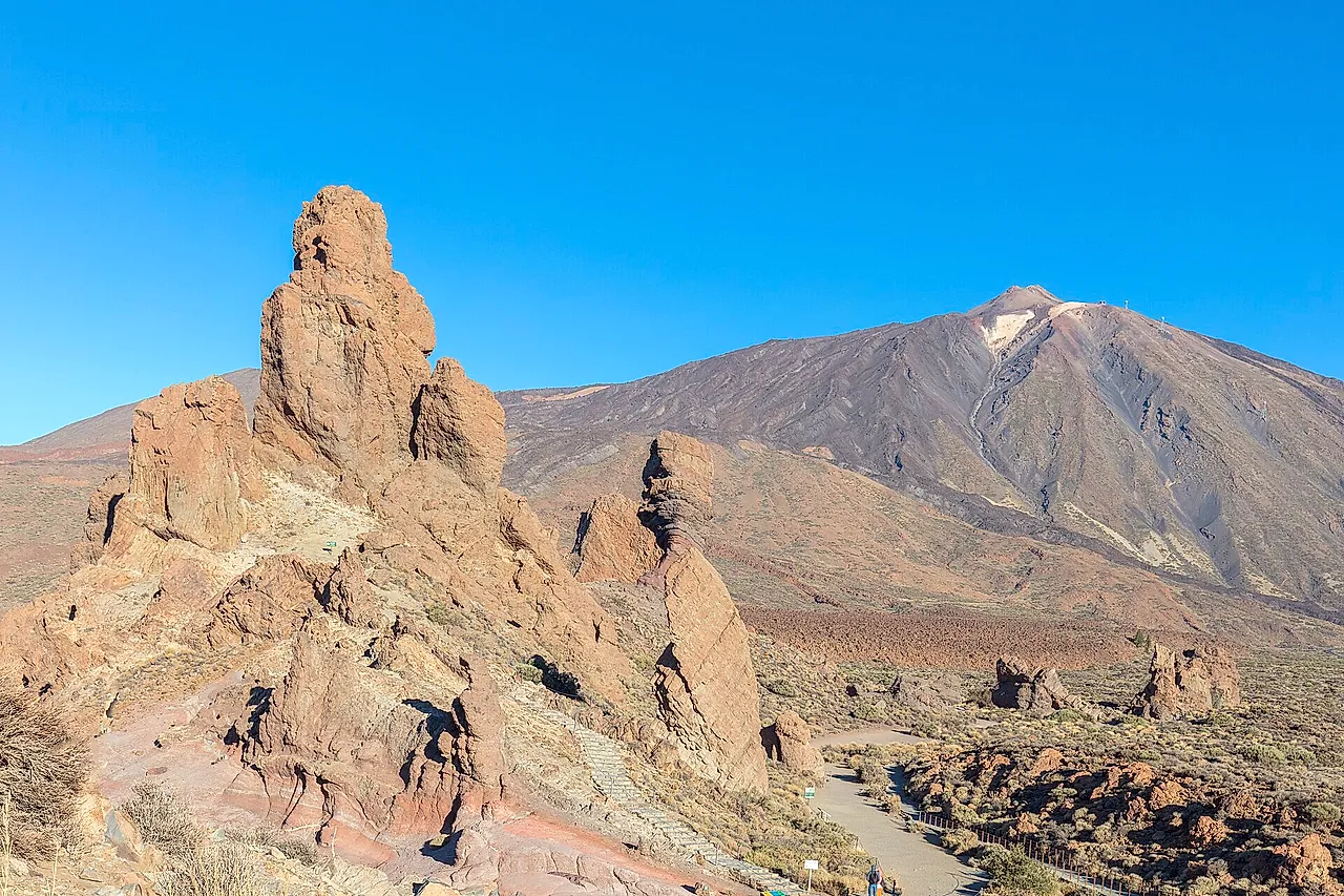 Il vulcano Teide che si alza dietro le formazioni rocciose dei Roques de Garcia in una giornata limpida